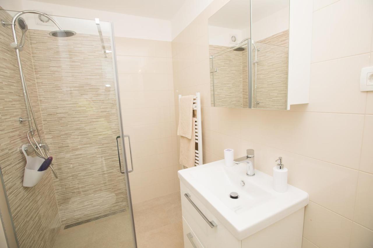 Apartman Roza Podstrana Luaran gambar